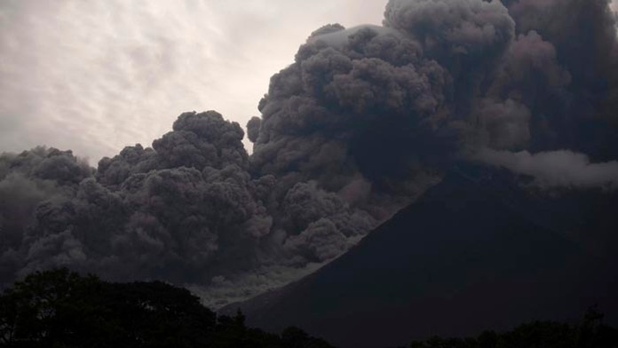Najmenej šesť ľudí zahynulo a 20 ďalších utrpelo zranenia pri výbuchu sopky v Guatemale.