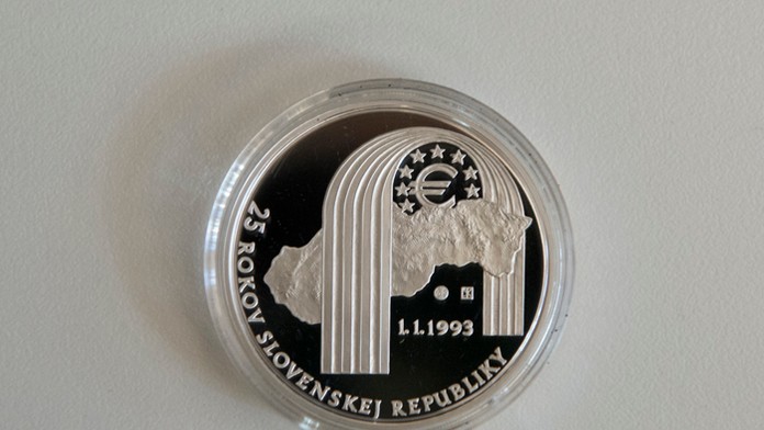 Rub pamätnej striebornej zberateľskej mince v nominálnej hodnote 25 eur.