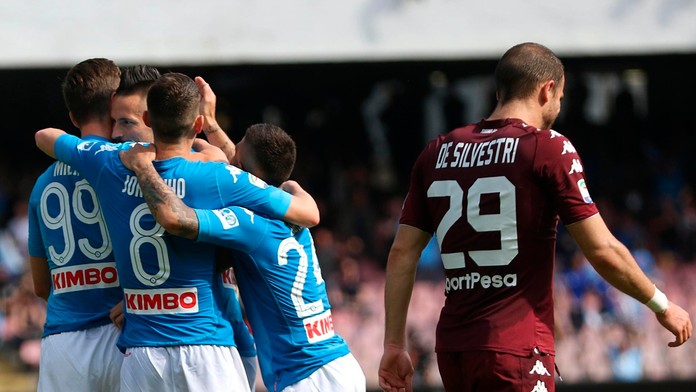 Marek Hamšík so spoluhráčmi oslavuje svoj 100. gól v Serie A.
