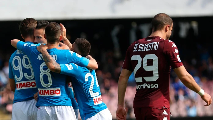 Marek Hamšík so spoluhráčmi oslavuje svoj 100. gól v Serie A.