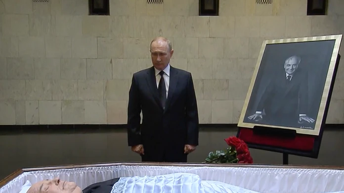 FOTOGRAFIE TÝŽDŇA: Tiger na východe Slovenska, Putin nad rakvou Gorbačova či snímka Fantómovej galaxie