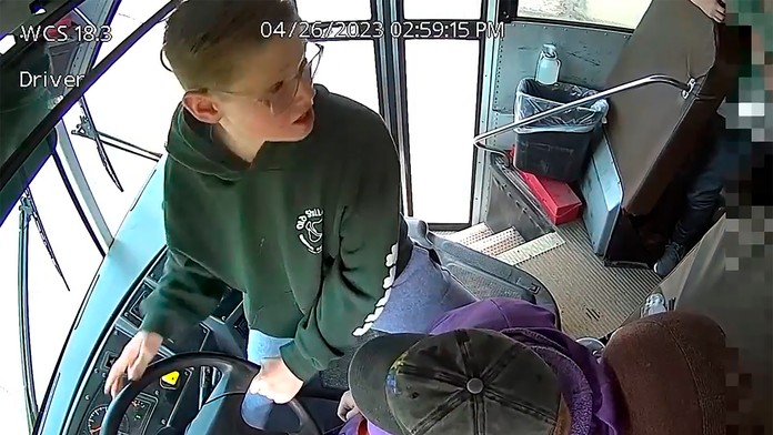 Iba 13-ročný Dillon Reeves zabránil autonehode po tom, čo šofér autobusu stratil vedomie. 