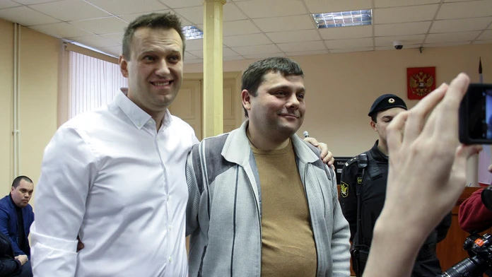 Ruský opozičný aktivista Alexej Navaľnyj (vľavo) a jeho bývalý kolega Piotr Oficerov.