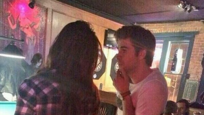 Nina Dobre a Liam Hemsworth si vyšli na rande do baru. 