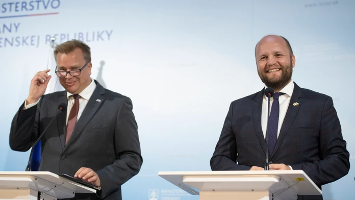 Minister obrany Fínskej republiky Antti Kaikkonen a minister obrany SR Jaroslav Naď.
