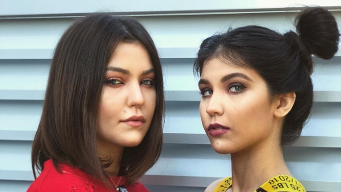 Celeste Buckingham so sestrou Carmel