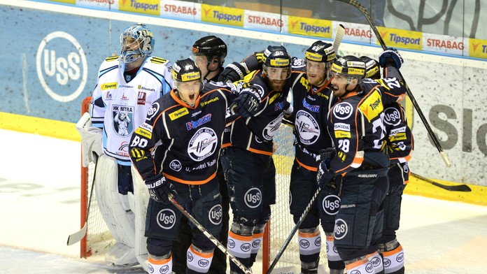 Na snímke radosť hráčov Košíc po prvom góle v siedmom rozhodujúcom zápase finále play-off.