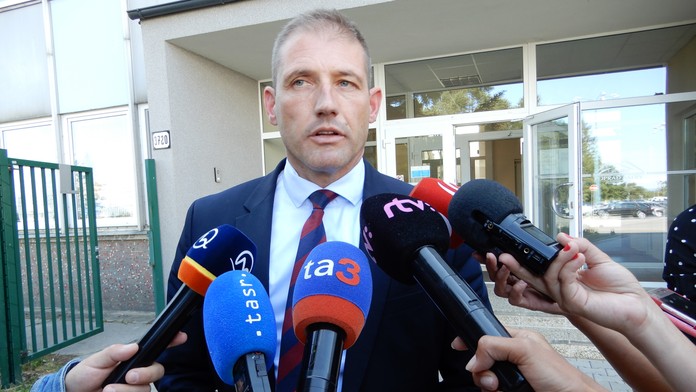 Riaditeľ popradského letiska odstúpiť nechce, hrozí žalobou