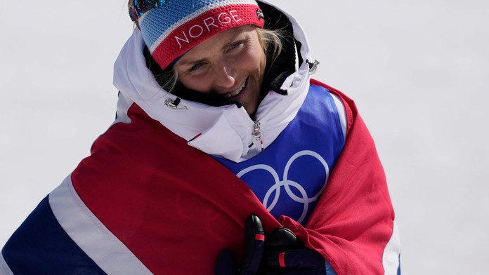 Nórska bežkyňa na lyžiach Therese Johaugová sa teší zo zisku zlatej medaily.