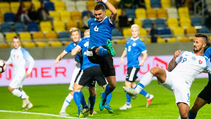 Tomáš Vestenický (Slovensko) strieľa druhý gól.