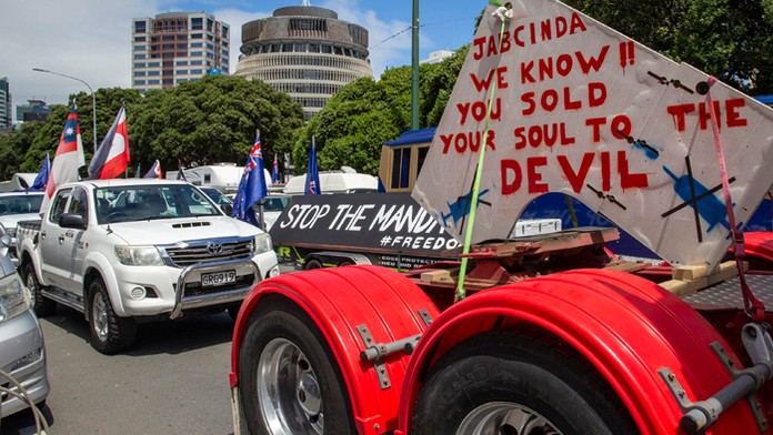 Konvoj áut blokuje cestu neďaleko novozélandského parlamentu vo Wellingtone.