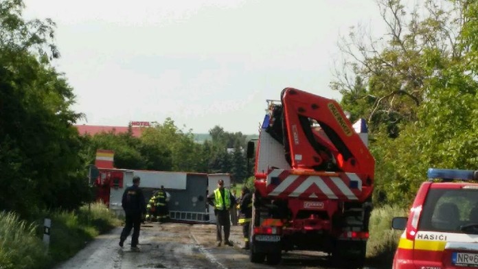Hasičké auto skončilo na dva kusy.