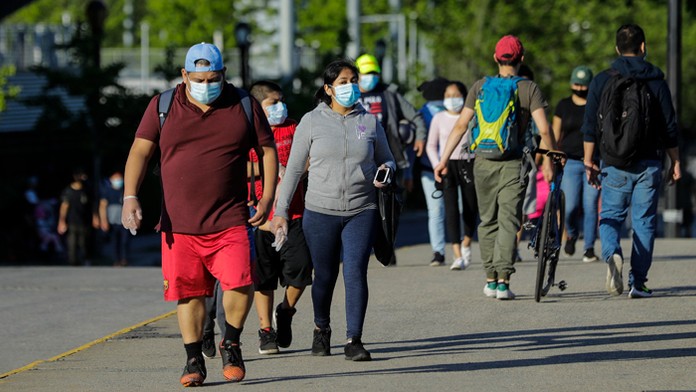 Deti s ochrannými rúškami.