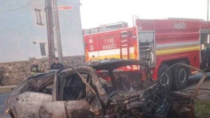 Muž vletel autom do domu.