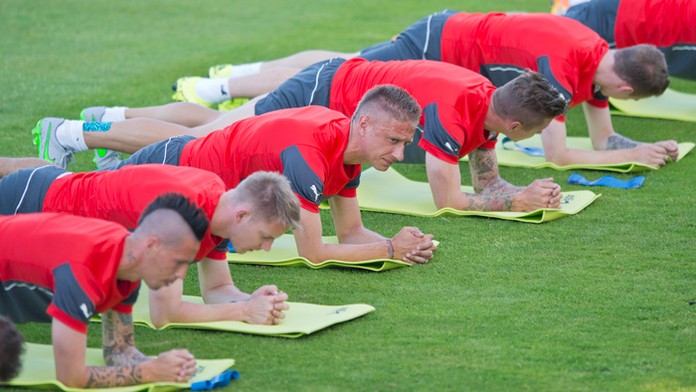 Hráči reprezentácie počas tréningu na zraze pred kvalifikačným zápasom s Macedónskom.
