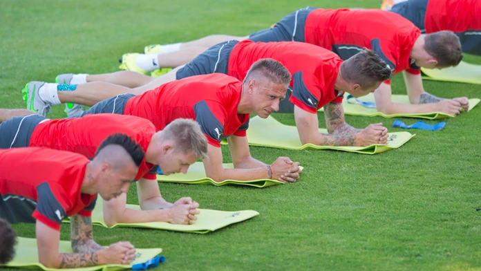 Hráči reprezentácie počas tréningu na zraze pred kvalifikačným zápasom s Macedónskom.