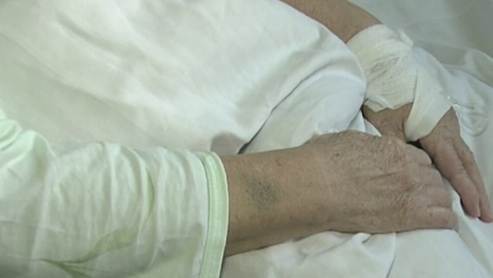 Starenku okradli v nemocnici