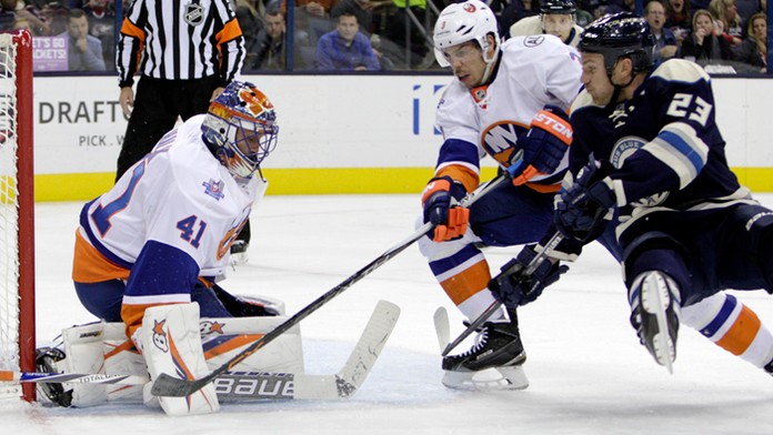 Brankár New York Islanders Jaroslav Halák a center David Clarkson (Columbus Blue Jackets). 