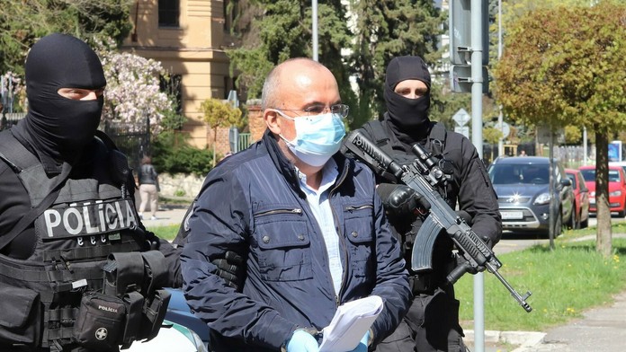 Muž prechádza cez prechod pre chodcov na prázdnej ulici v Teheráne.