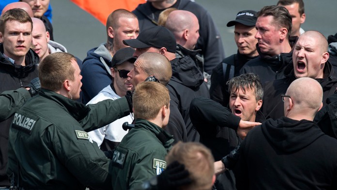 Príslušníci nemeckých poriadkových síl sa bijú s pravicovými extrémistami.