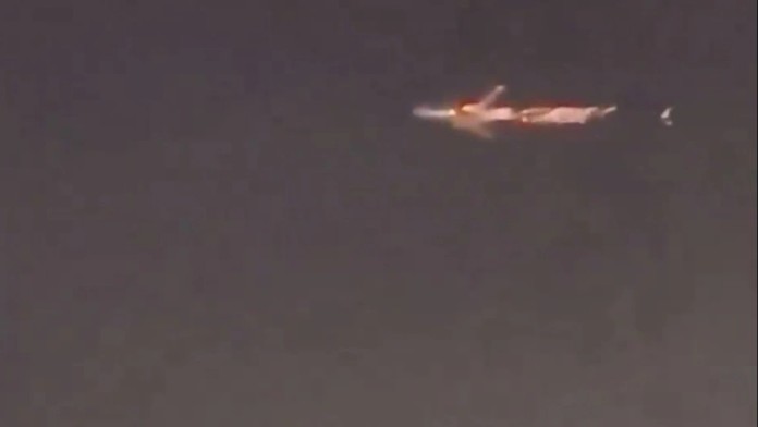 VIDEO: Dráma nad Miami. Z Boeingu začali po vzlietnutí šľahať plamene