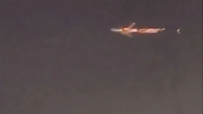 VIDEO: Dráma nad Miami. Z Boeingu začali po vzlietnutí šľahať plamene