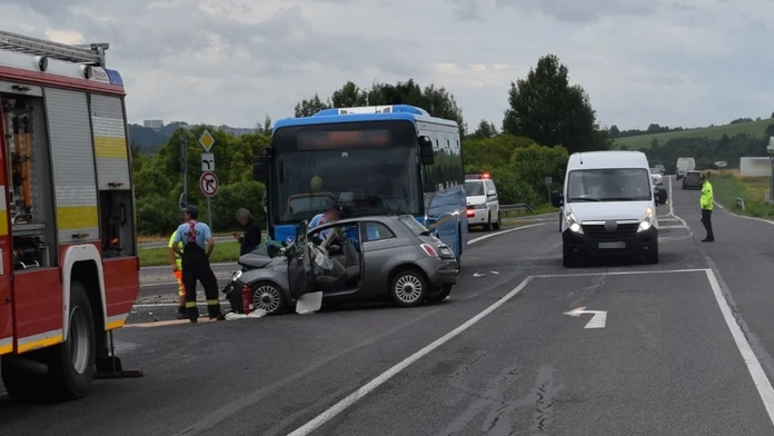 Zničené auto a autobus po nehode na Orave.