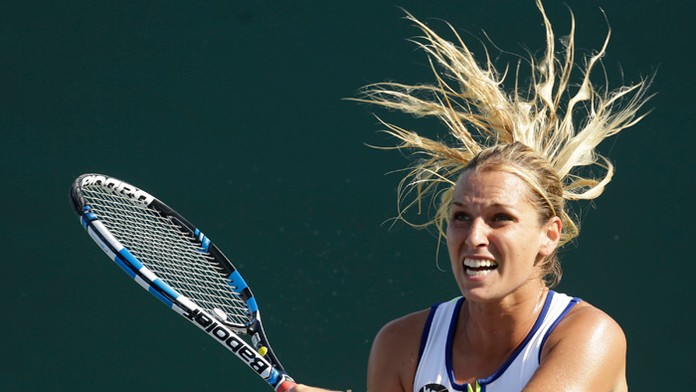 Slovenská tenistka Dominika Cibulková odvracia loptičku Švédke Johanne Larssonovej počas zápasu 1. kola ženskej dvojhry na turna