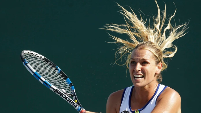 Slovenská tenistka Dominika Cibulková odvracia loptičku Švédke Johanne Larssonovej počas zápasu 1. kola ženskej dvojhry na turna