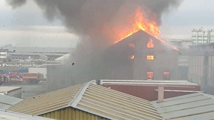 V Seredi horí skladová hala.