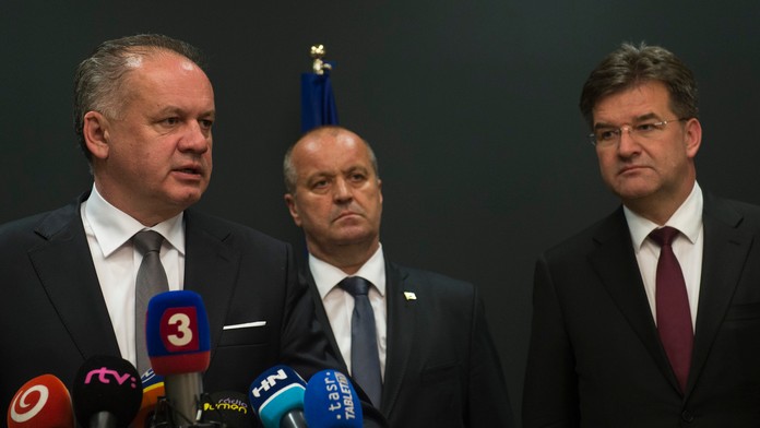 Prezident Andrej Kiska, minister obrany Peter Gajdoš a minister zahraničných vecí  Miroslav Lajčák po prílete zo summitu NATO.