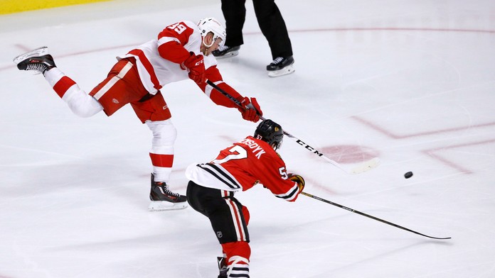 Anthony Mantha strieľa na bránku Chicaga popri dobiedzajúcom Trevorovi Riemsdykovi.