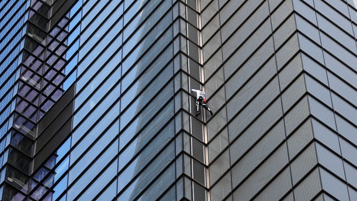 Alain Robert sa bez istenia vyšplhal na jednu z najvyšších budov v Londýne.