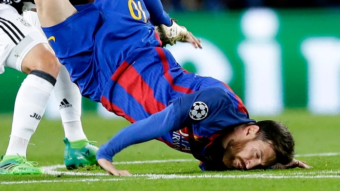 Lionel Messi padá zo vzduchu tvárou na zem v súboji s Miralemom Pjaničom.
