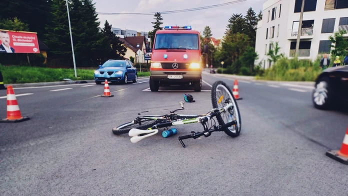 Alenu Procházkovú na bicykli zrazilo auto