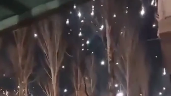 VIDEO: Dážď, ktorý prepáli aj oceľ. Rusi údajne použili jednu z najkrutejších zbraní