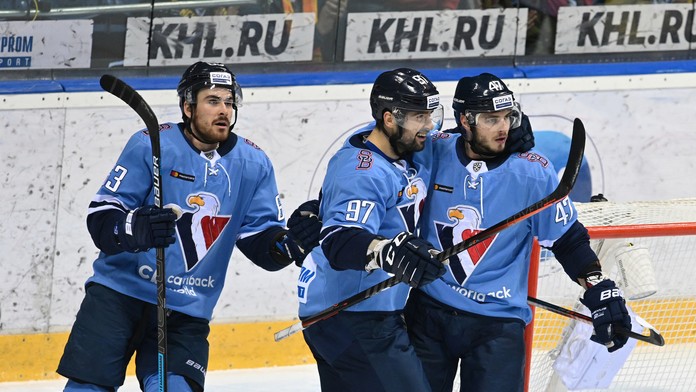 Sprava Mário Lunter, Dávid Buc a Adam Jánošík zo Slovana Bratislava oslavujú gól proti Dinamu Minsk.