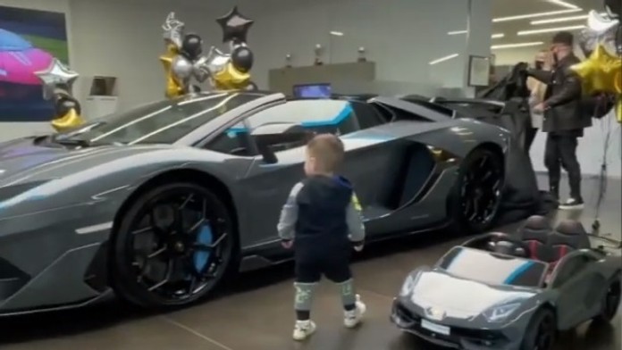 Ruský raper kúpil synovi mini-lamborghini.
