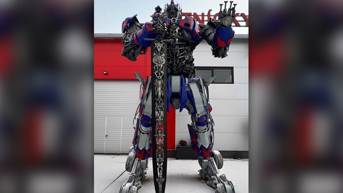 Nový Transformer stojí pred predajňou hutníckeho materiálu v Michalovciach.