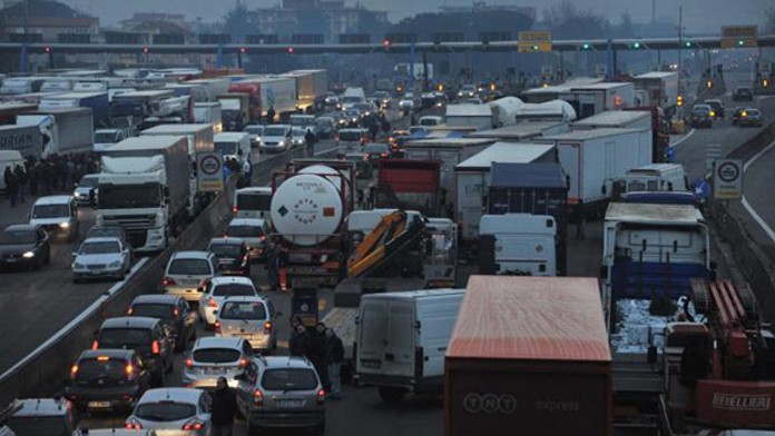 Zápcha na diaľnici v pri talianskej Caserte