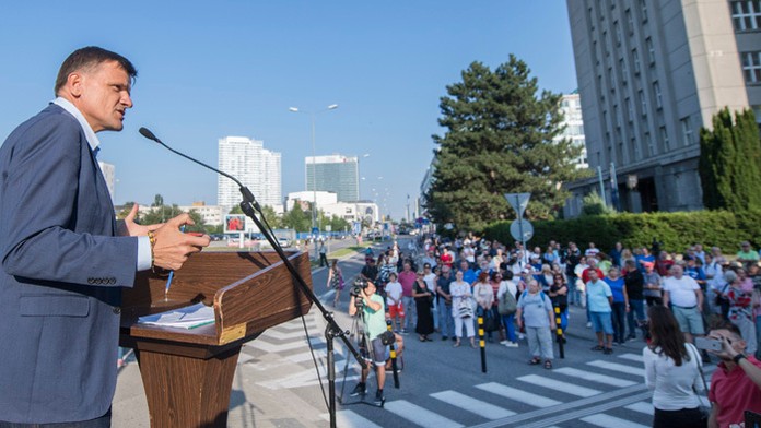 Alojz Hlina protestuje pred ministerstvom vnútra.