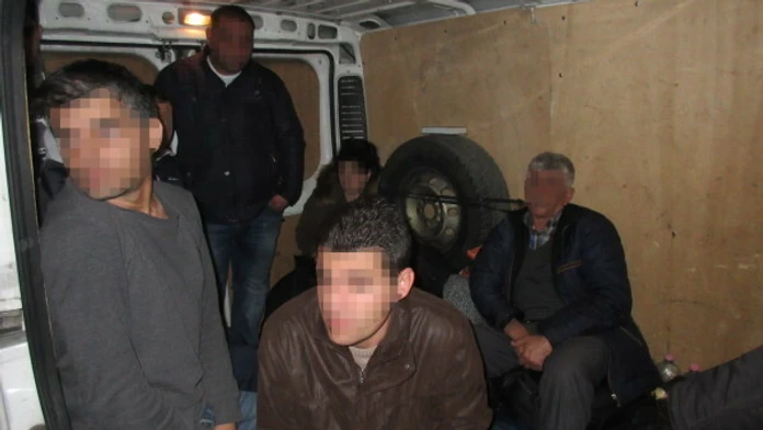 Zadržali migrantov v dodávke