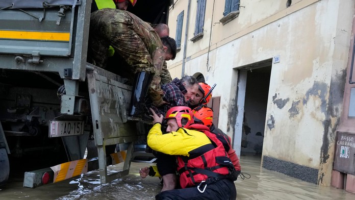 Hasiči pomáhajú ľuďom počas záplav.