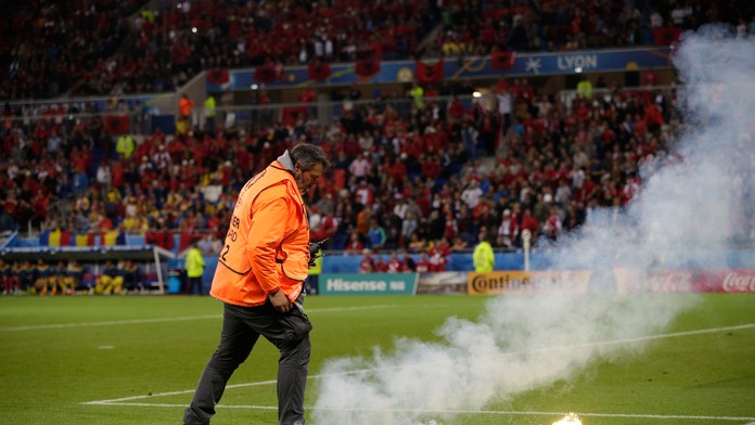 Pyrotechnika na ihrisku počas zápasu Rumunska s Albánskom.