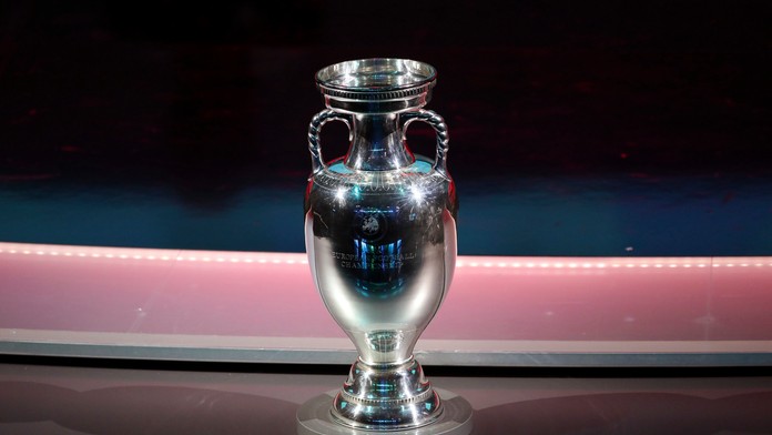 Trofej Henriho Delaunaya určenému víťazovi Eura.