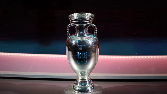 Trofej Henriho Delaunaya určenému víťazovi Eura.