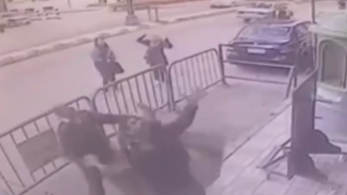 Policajti chytili padajúce dieťa z tretieho poschodia