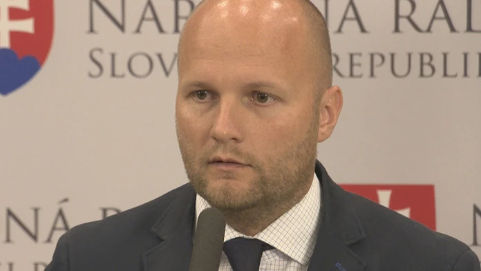Kouč Ruska Stanislav Čerčesov v kvalifikácii ME 2020 v San Maríne.