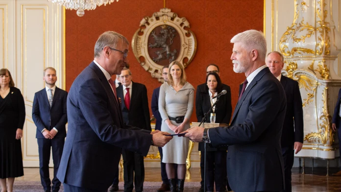 Petr Pavel podáva poverovaciu listinu Martinovi Dvořákovi, ktorého vymenoval ministrom pre európske záležitosti