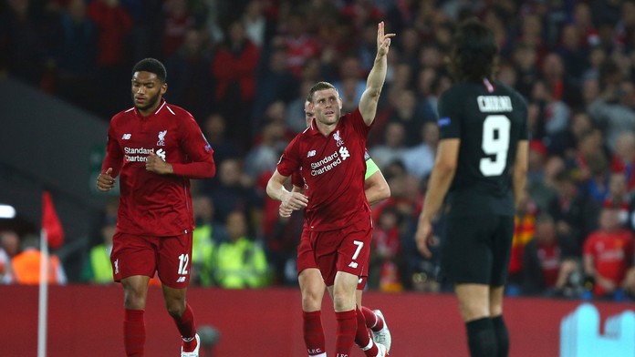 James Milner (v strede) oslavuje gól Liverpoolu v dueli LM proti PSG.